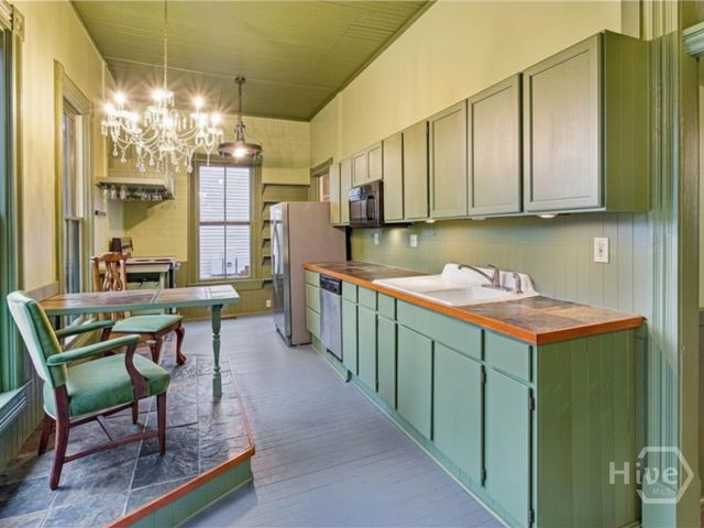 212 W 40th Street, Savannah, GA 31401
