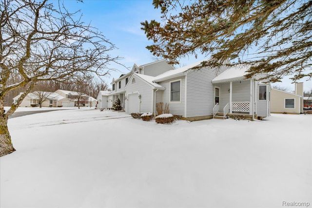 202 Meadow Pointe Drive, Fenton, MI 48430