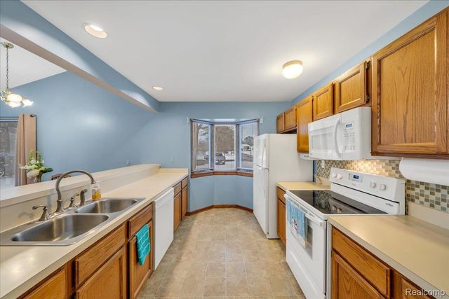 202 Meadow Pointe Drive, Fenton, MI 48430