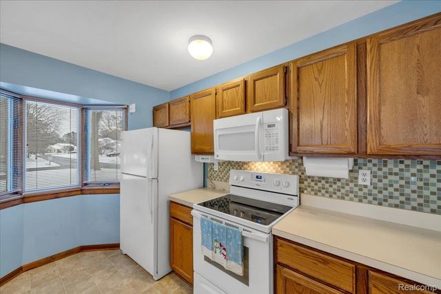 202 Meadow Pointe Drive, Fenton, MI 48430