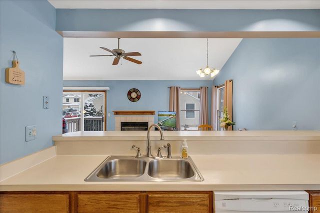 202 Meadow Pointe Drive, Fenton, MI 48430