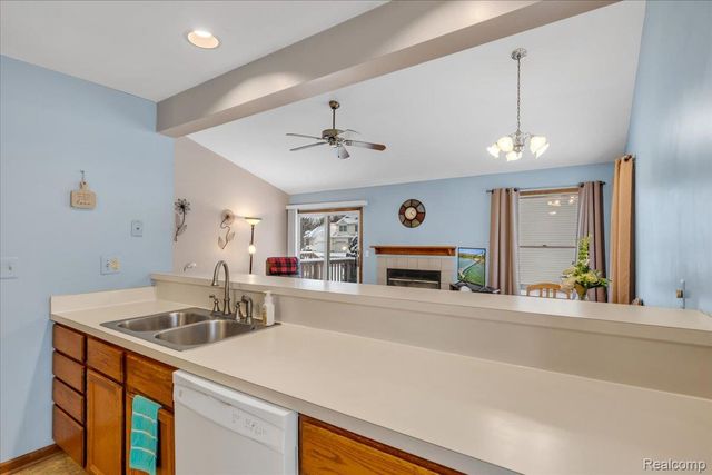 202 Meadow Pointe Drive, Fenton, MI 48430