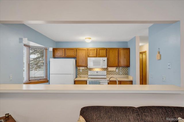 202 Meadow Pointe Drive, Fenton, MI 48430