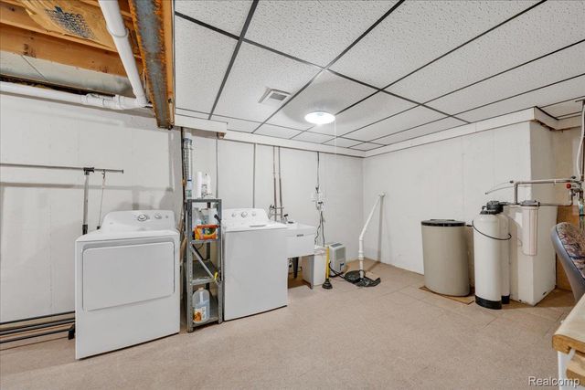 202 Meadow Pointe Drive, Fenton, MI 48430