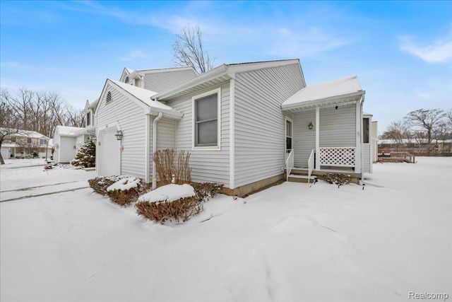202 Meadow Pointe Drive, Fenton, MI 48430