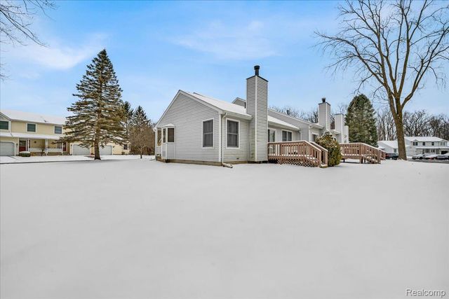 202 Meadow Pointe Drive, Fenton, MI 48430