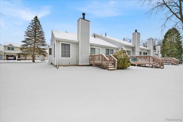 202 Meadow Pointe Drive, Fenton, MI 48430