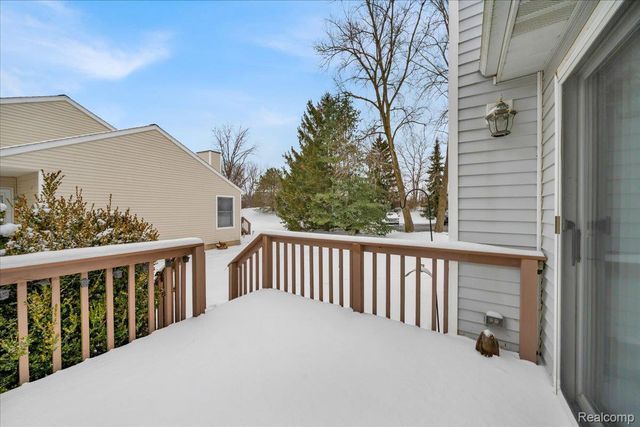 202 Meadow Pointe Drive, Fenton, MI 48430