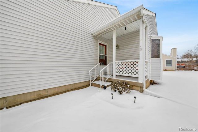 202 Meadow Pointe Drive, Fenton, MI 48430