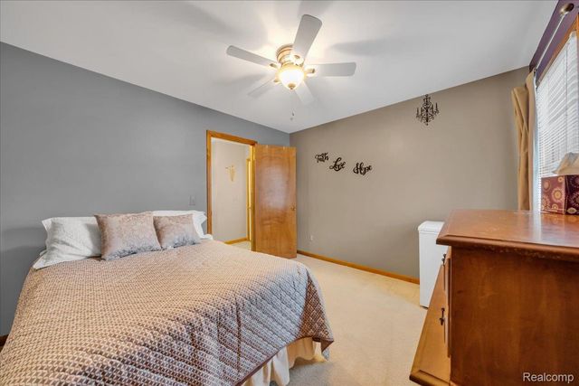 202 Meadow Pointe Drive, Fenton, MI 48430