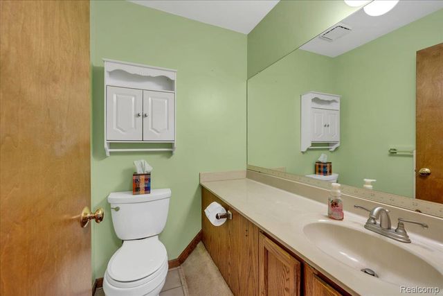 202 Meadow Pointe Drive, Fenton, MI 48430