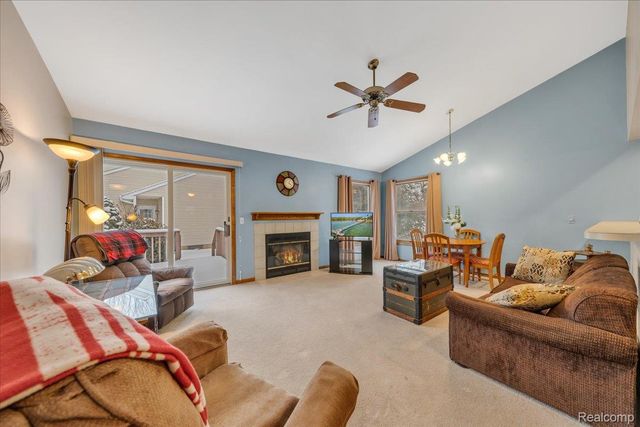 202 Meadow Pointe Drive, Fenton, MI 48430