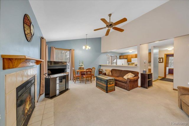 202 Meadow Pointe Drive, Fenton, MI 48430