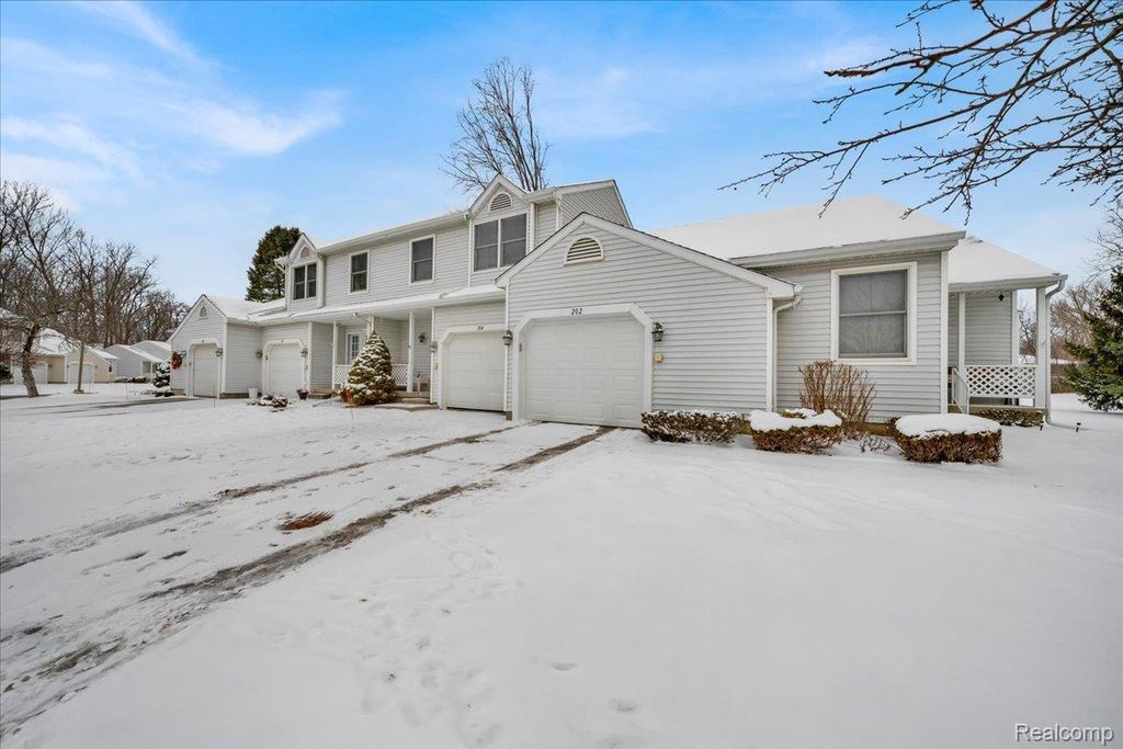 202 Meadow Pointe Drive, Fenton, MI 48430