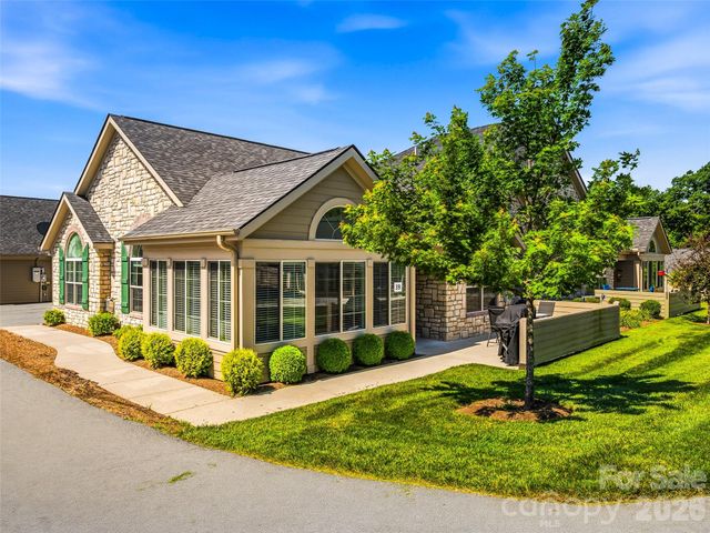 39 Braeburn Way, Flat Rock, NC 28731