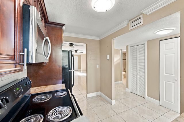 8285 Sunrise Lakes Boulevard 102, Sunrise, FL 33322