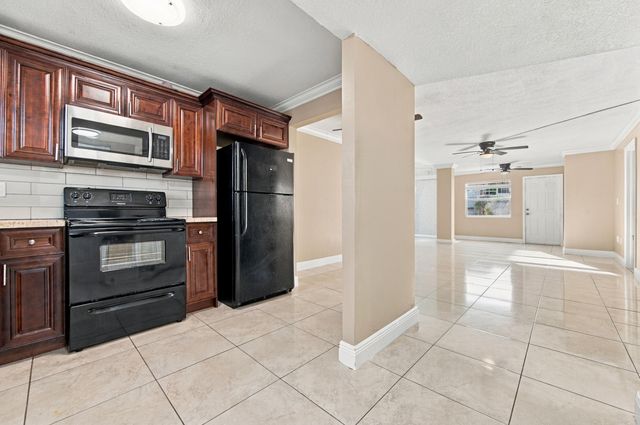 8285 Sunrise Lakes Boulevard 102, Sunrise, FL 33322