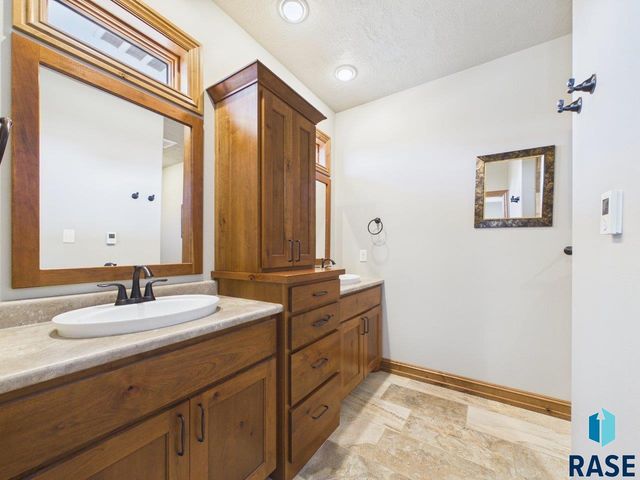 305 E 77th St Street, Sioux Falls, SD 57108