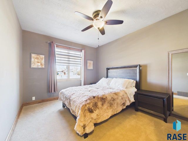 305 E 77th St Street, Sioux Falls, SD 57108