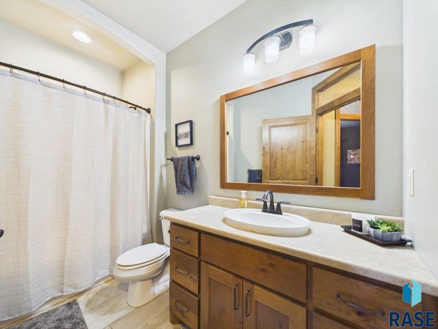 305 E 77th St Street, Sioux Falls, SD 57108