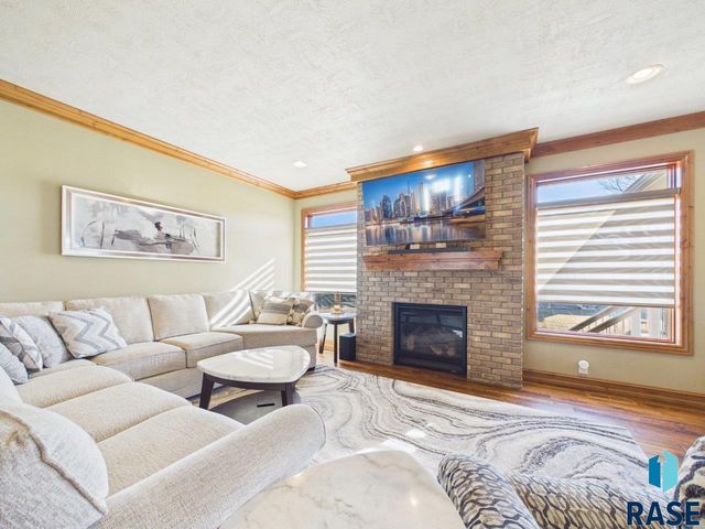 305 E 77th St Street, Sioux Falls, SD 57108