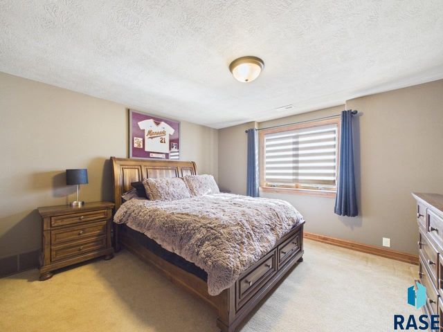 305 E 77th St Street, Sioux Falls, SD 57108