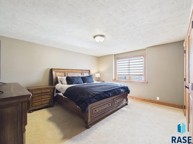 305 E 77th St Street, Sioux Falls, SD 57108