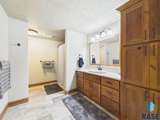 305 E 77th St Street, Sioux Falls, SD 57108