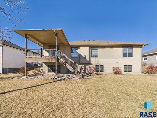 305 E 77th St Street, Sioux Falls, SD 57108