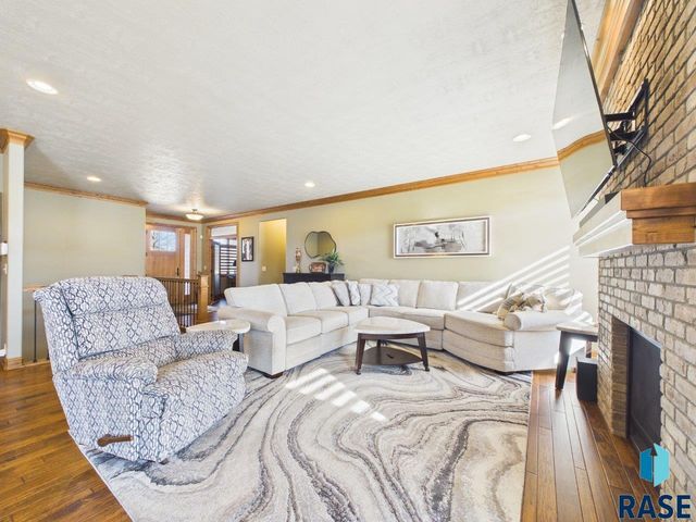 305 E 77th St Street, Sioux Falls, SD 57108