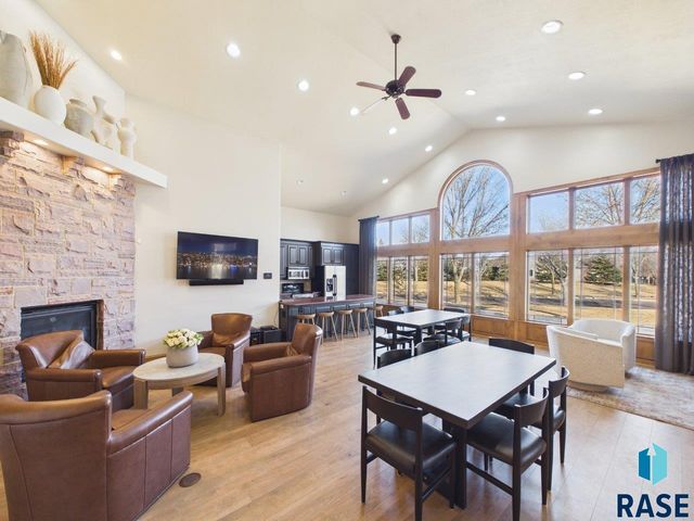 305 E 77th St Street, Sioux Falls, SD 57108