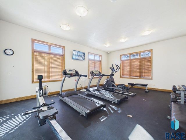 305 E 77th St Street, Sioux Falls, SD 57108