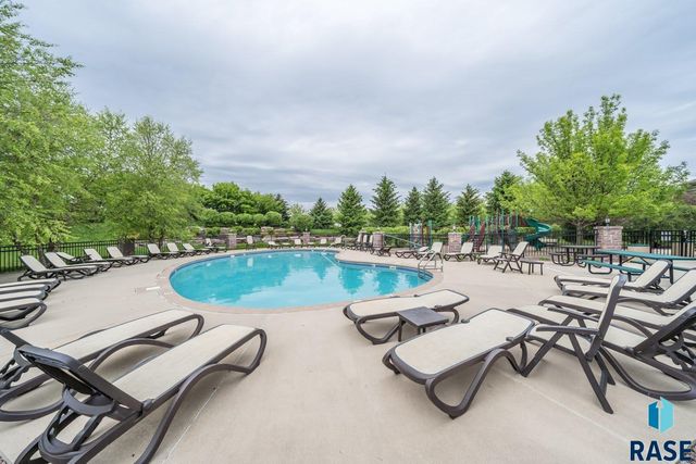 305 E 77th St Street, Sioux Falls, SD 57108