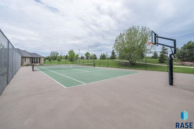 305 E 77th St Street, Sioux Falls, SD 57108