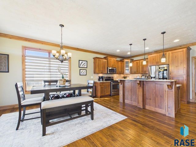 305 E 77th St Street, Sioux Falls, SD 57108