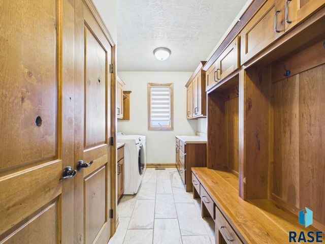 305 E 77th St Street, Sioux Falls, SD 57108