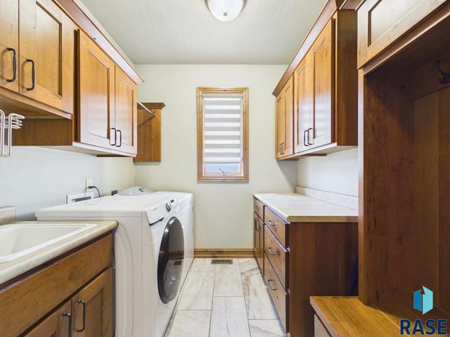 305 E 77th St Street, Sioux Falls, SD 57108