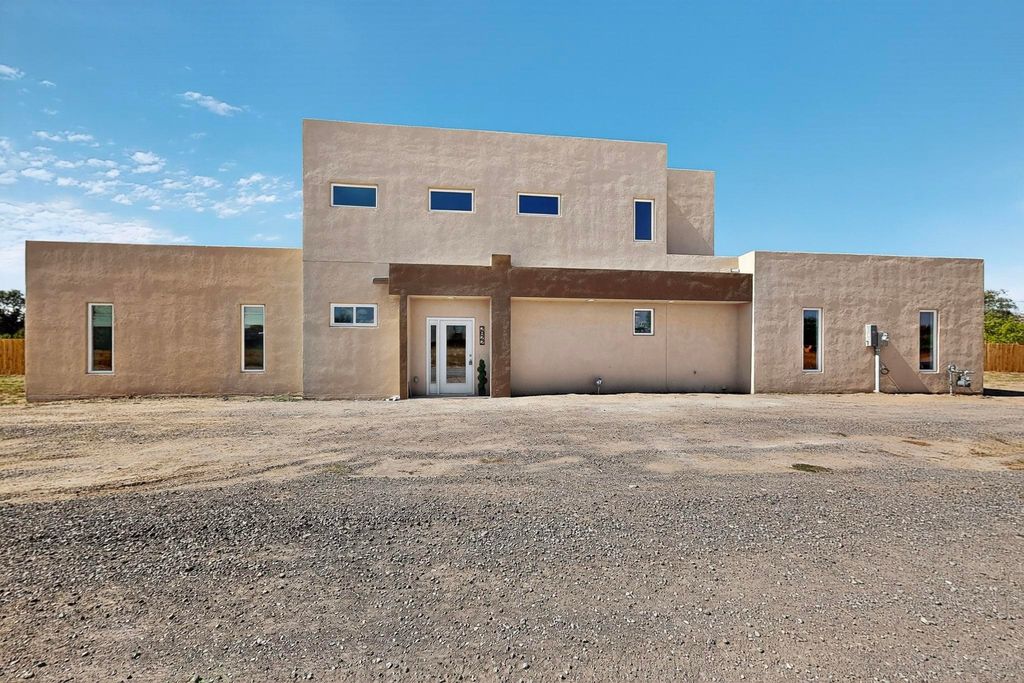 2822 Camino Mendoza, Santa Fe, NM 87507