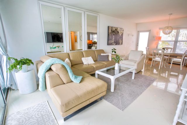 1043 Hillsboro Mile Hillsboro Mile 18c, Hillsboro Beach, FL 33062