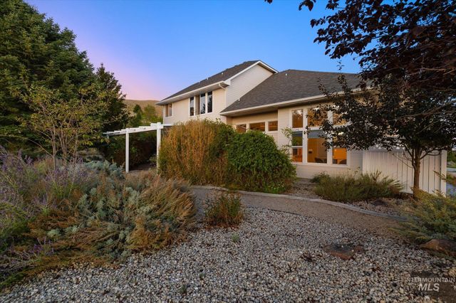 6491 N Hillsboro Pl, Boise, ID 83703