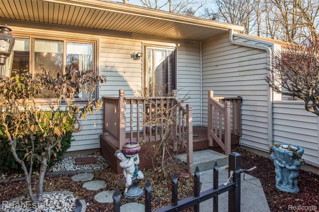 25104 25104 Hamilton Court 4, South Lyon, MI 48178