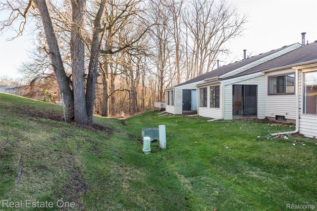 25104 25104 Hamilton Court 4, South Lyon, MI 48178