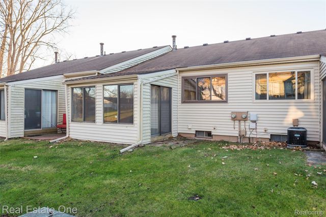 25104 25104 Hamilton Court 4, South Lyon, MI 48178