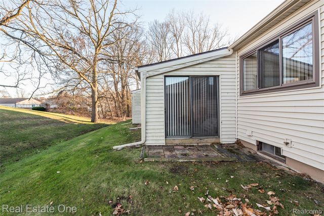 25104 25104 Hamilton Court 4, South Lyon, MI 48178