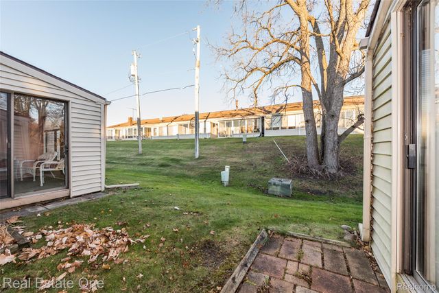 25104 25104 Hamilton Court 4, South Lyon, MI 48178