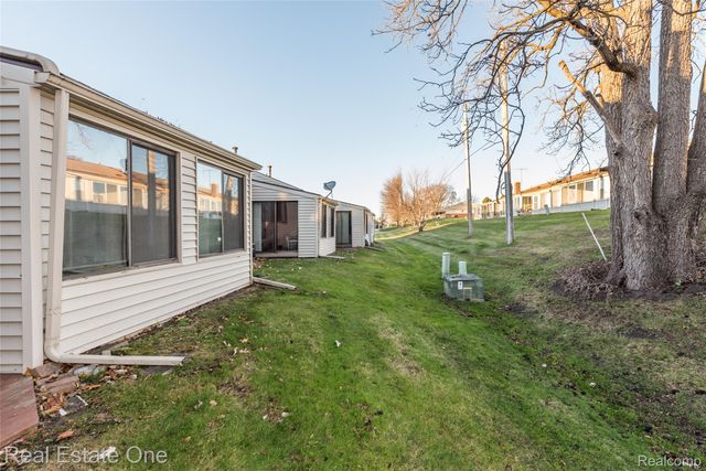 25104 25104 Hamilton Court 4, South Lyon, MI 48178