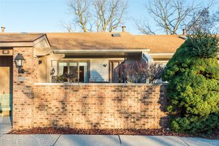 25104 25104 Hamilton Court 4, South Lyon, MI 48178