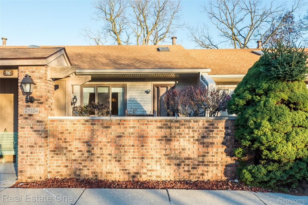 25104 25104 Hamilton Court 4, South Lyon, MI 48178