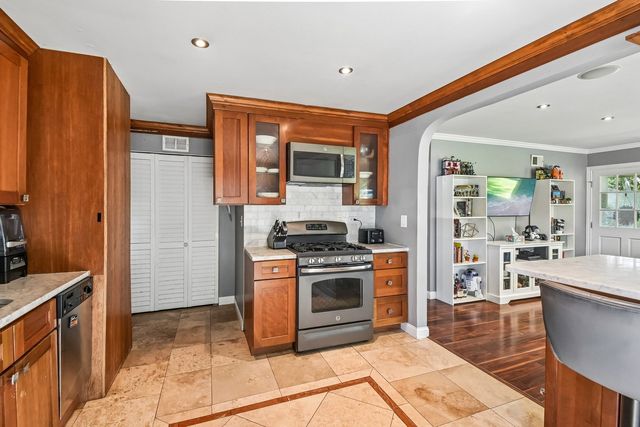 1302 Fall Court, Wheeling, IL 60090