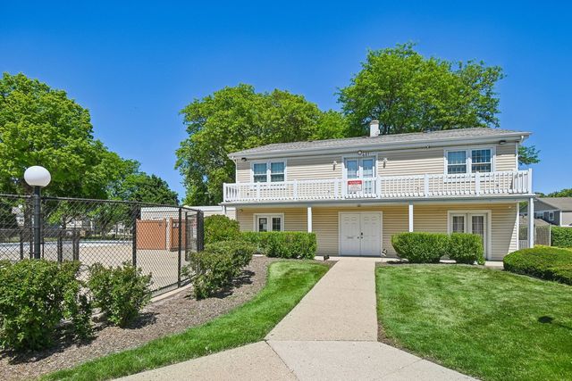 1302 Fall Court, Wheeling, IL 60090